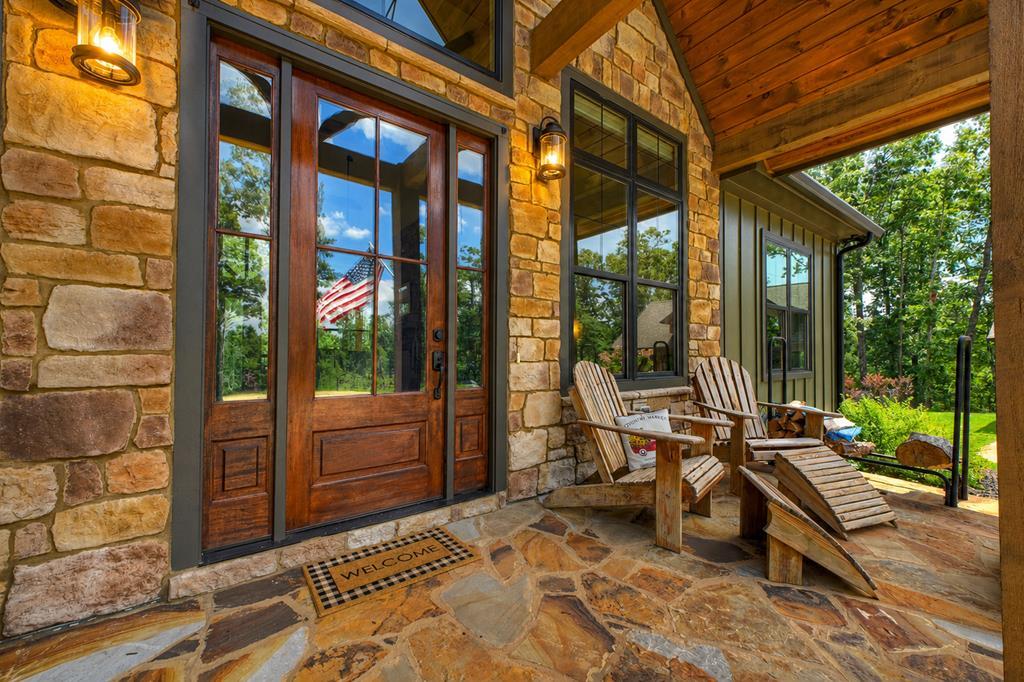 Image 4: Front door/covered porch area