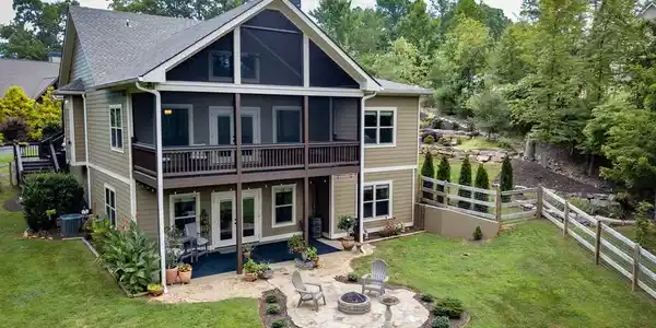 Image 2: Beautiful Rear Elevation