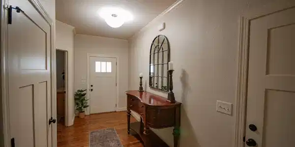 Image 4: Foyer