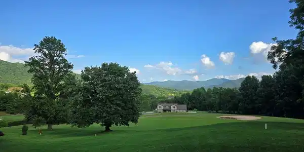Image 2: Golf-Course and Long-Range Views!