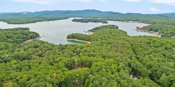 Image 2: Walk to Lake Blue Ridge