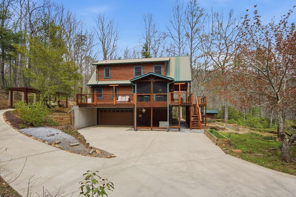 Image 2: Side of House facing the Garage