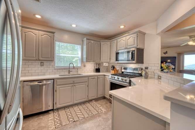 Image 4: Kitchen