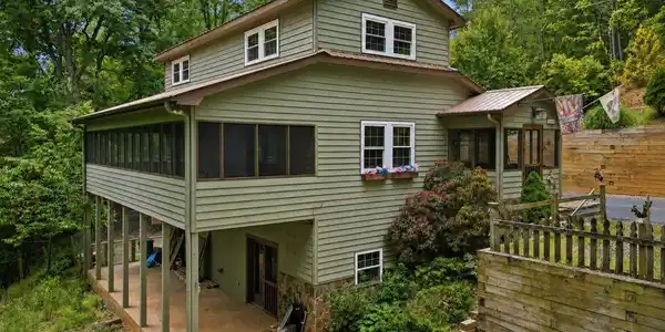 946 Laurel Circle
