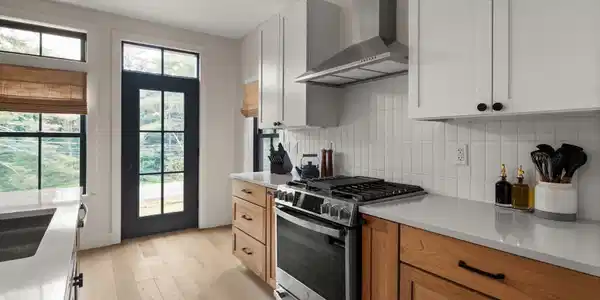 Image 4: Kitchen