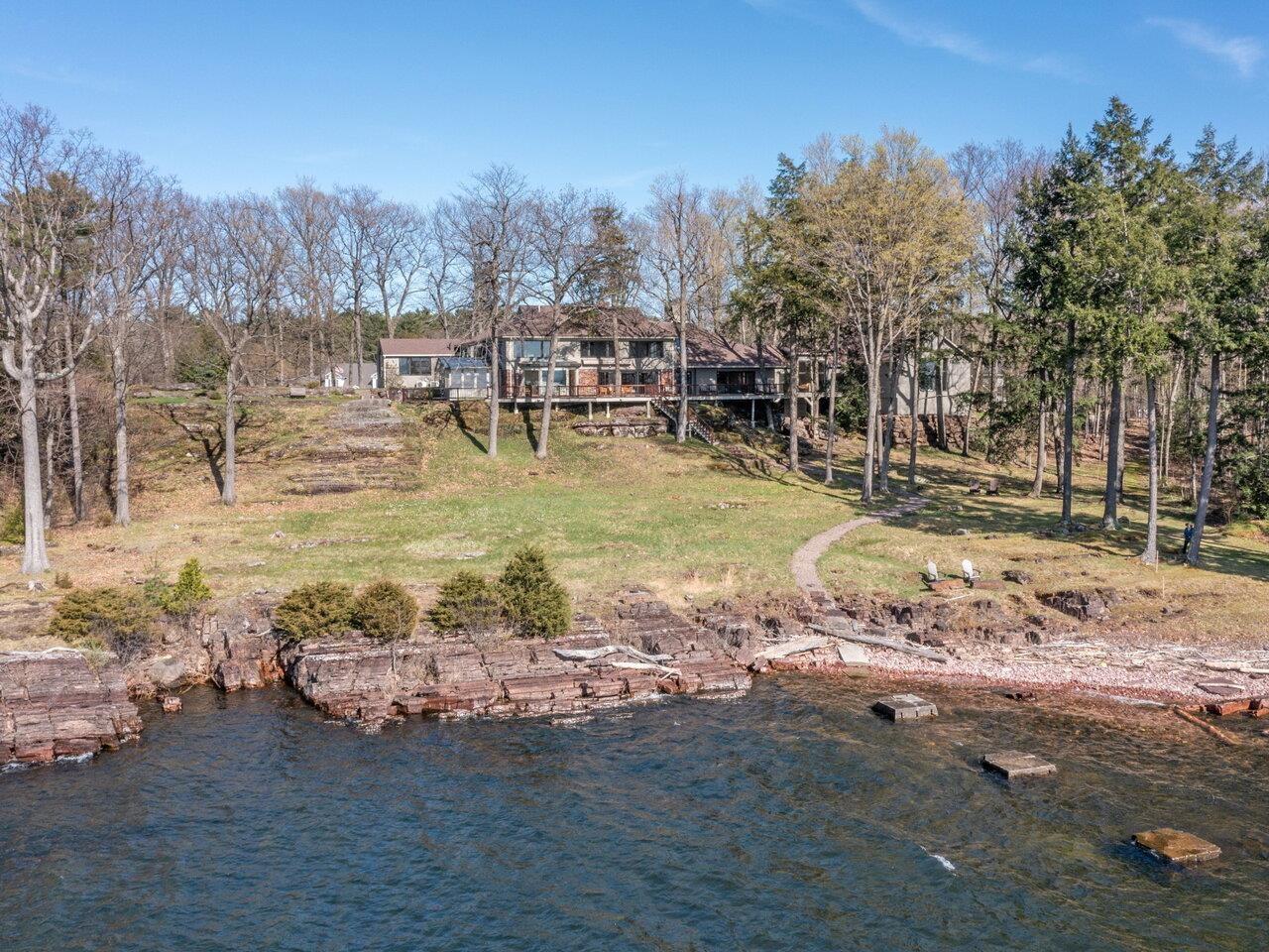 Image 3: 900 feet of lakefront