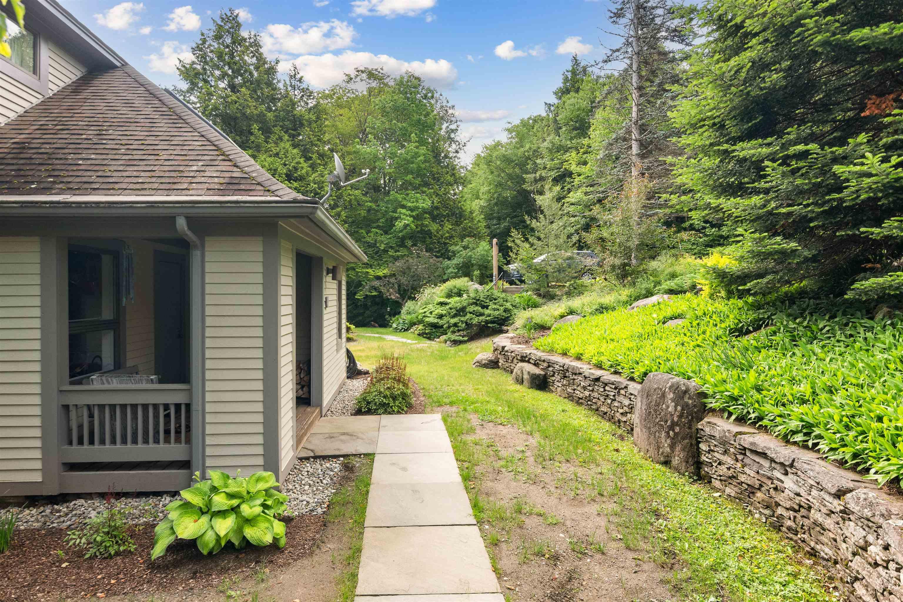 Image 3: custom stone wall Image 3: custom stone wall
