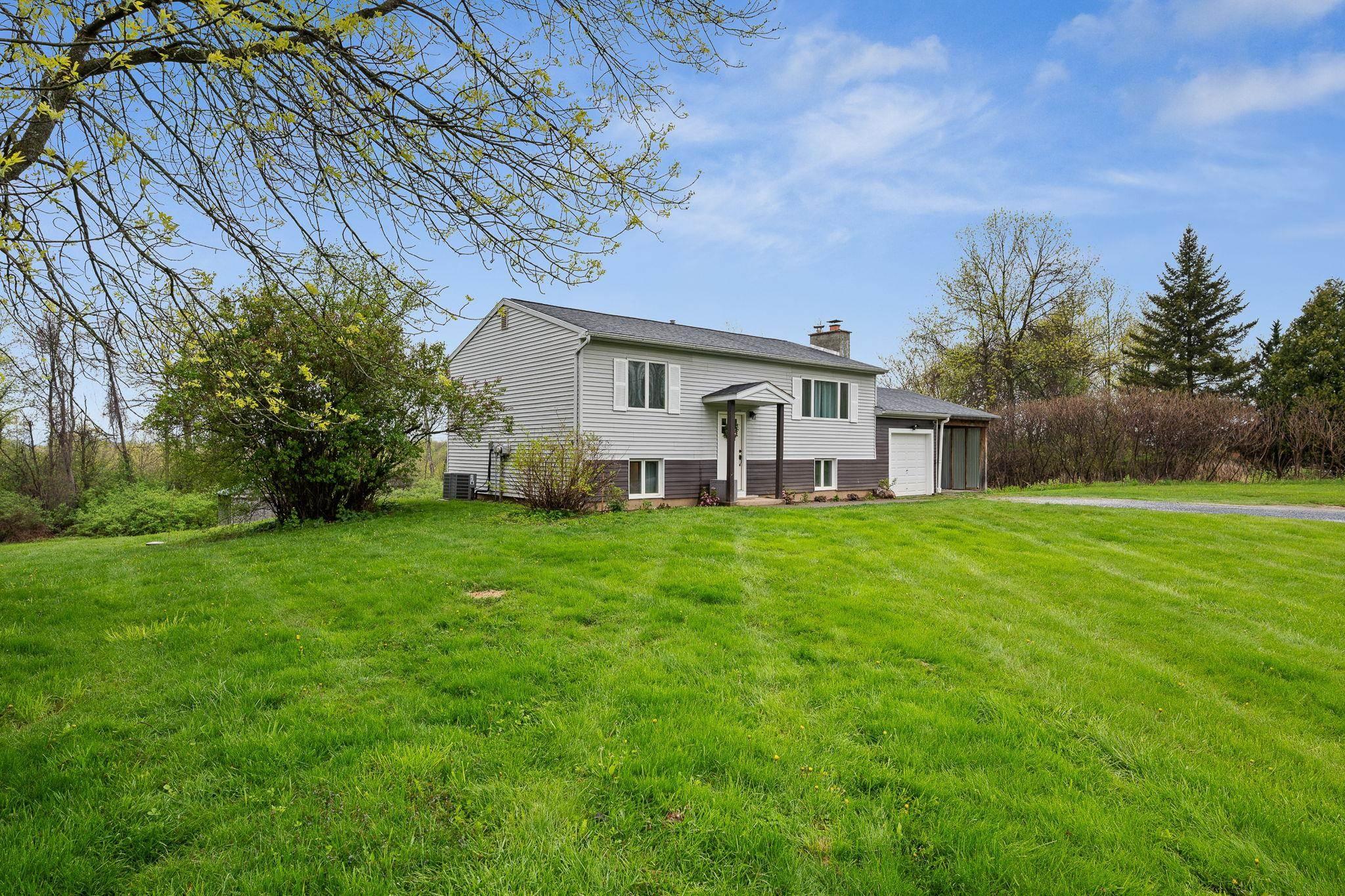 Image 2: Beautiful yard. Image 2: Beautiful yard.