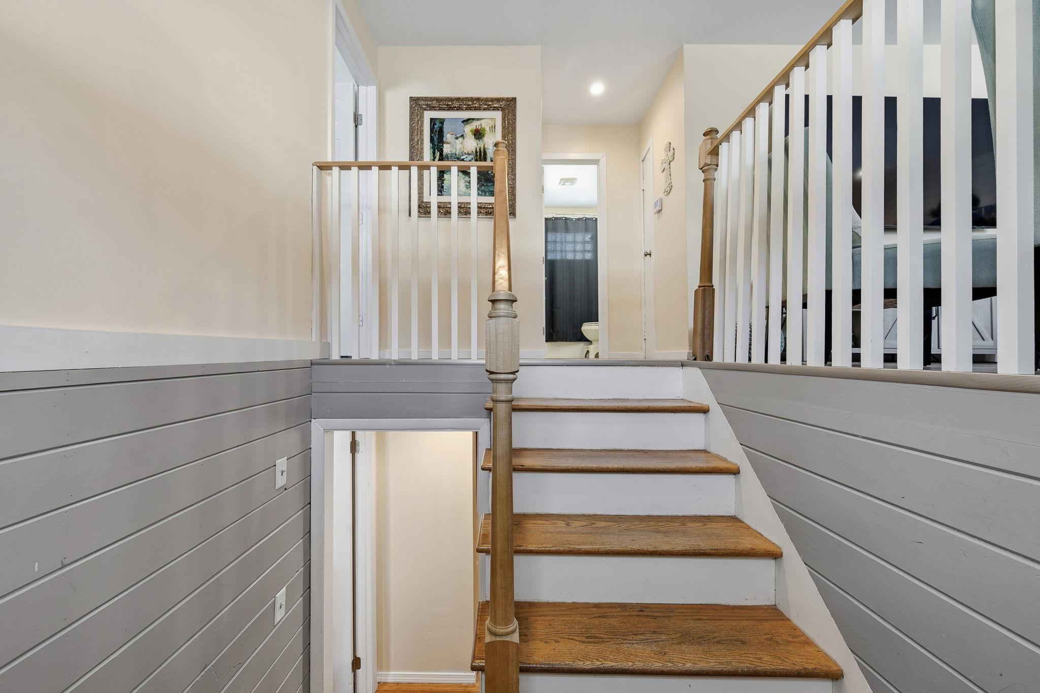 Image 3: Bright entry. Image 3: Bright entry.