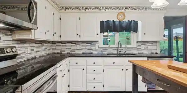 Image 3: Granite countertops and classy backsplash