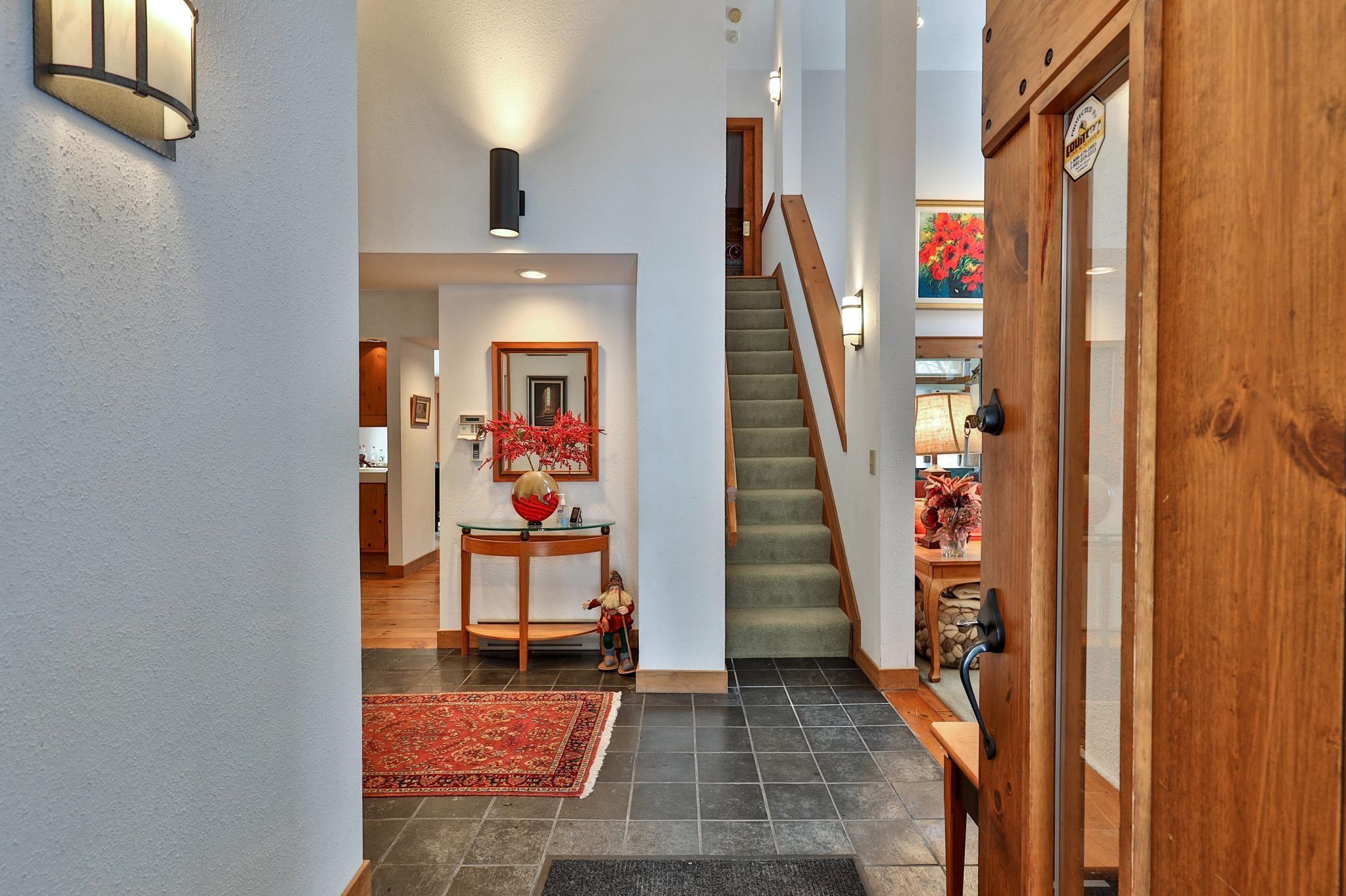 Image 4: Indoor first entrance Image 4: Indoor first entrance