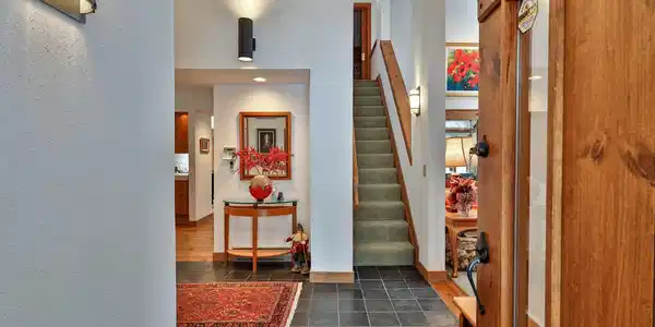 Image 4: Indoor first entrance