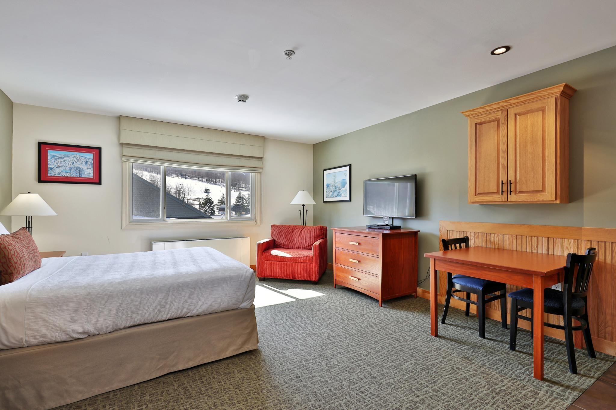 Image 3: Spacious Living Area Image 3: Spacious Living Area