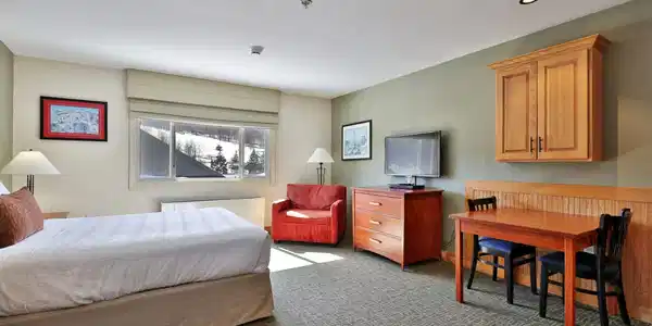Image 3: Spacious Living Area