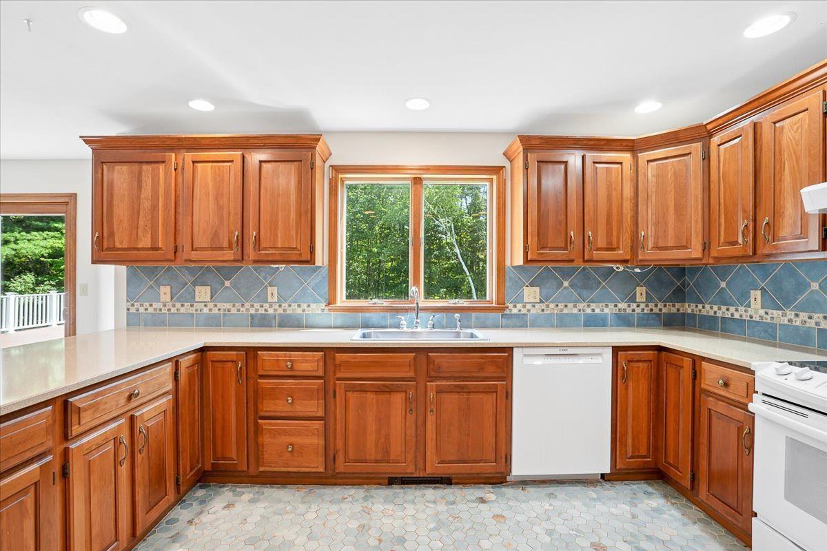 Image 4: Spacious kitchen with custom cabinetry! Image 4: Spacious kitchen with custom cabinetry!