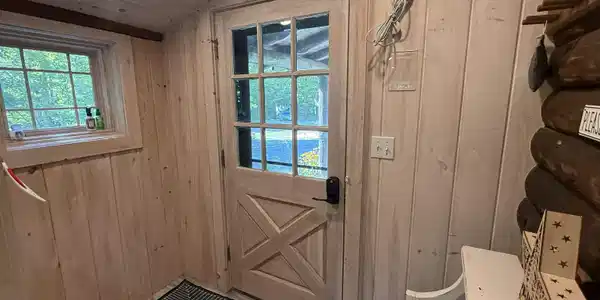 Image 4: Entrance mudroom
