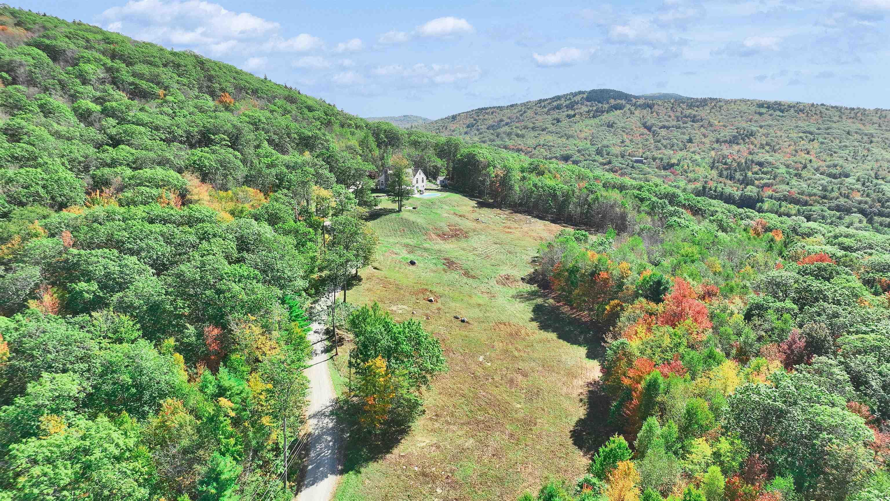 Image 2: Long, privacy ensuring drive Image 2: Long, privacy ensuring drive