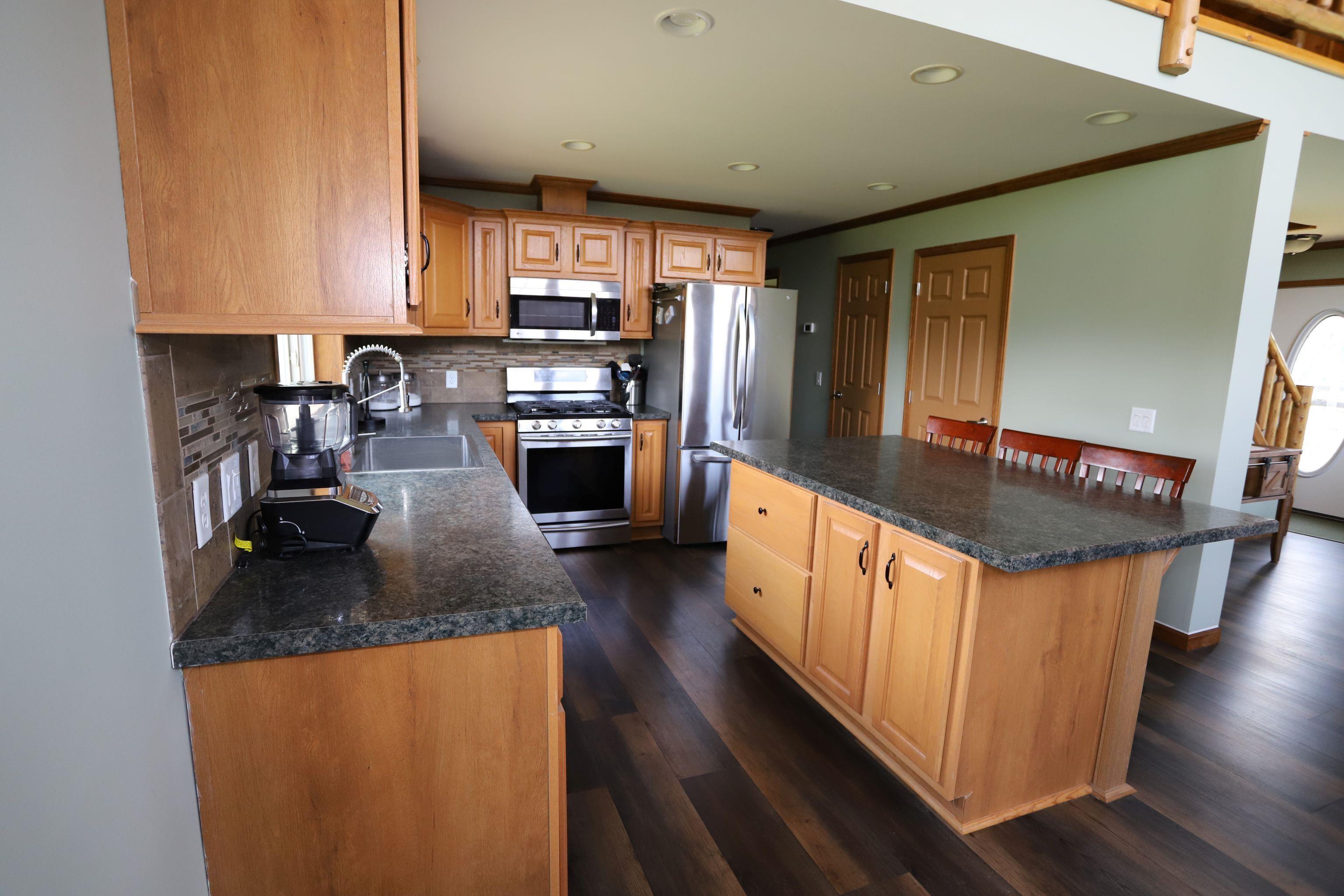 Image 4: Kitchen with newer appliances