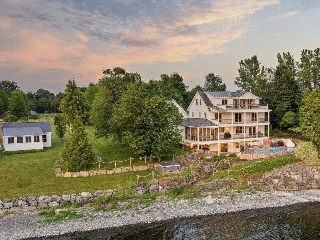Image 2: With Guest Cottage