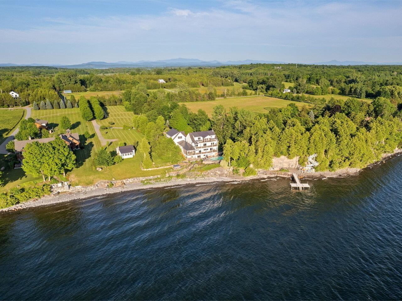 Image 3: 250 Feet of Lakefront