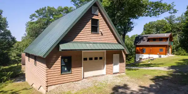 Image 4: 3-story garage and main dwelling