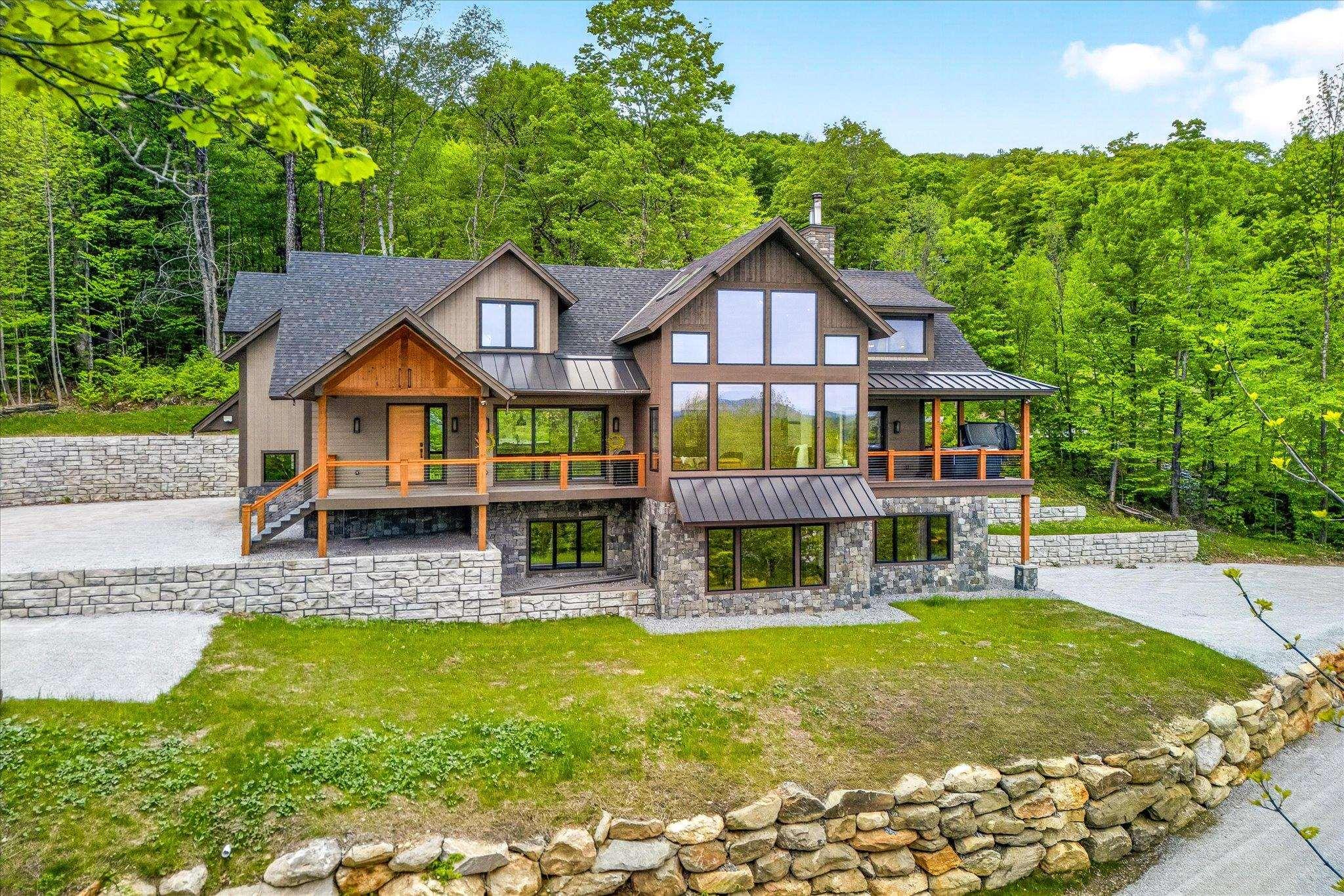 Image 2: Absolutely Gorgeous Inside and Out!