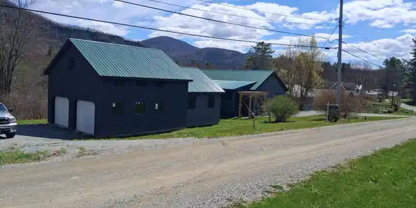 Image 3: YEAR ROUND WITH HUGE GARAGE