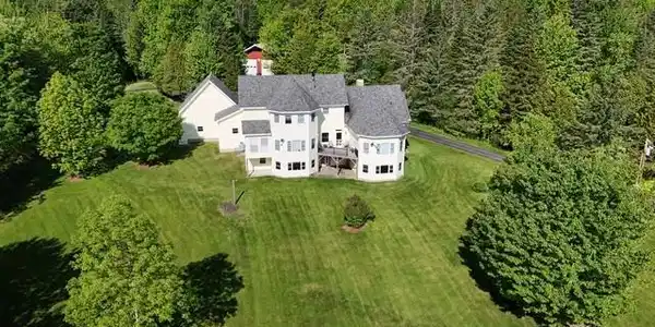 Image 2: 4647 Lake Rd.