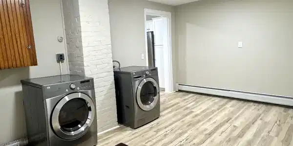 Image 4: Walk-In/Laundry Area