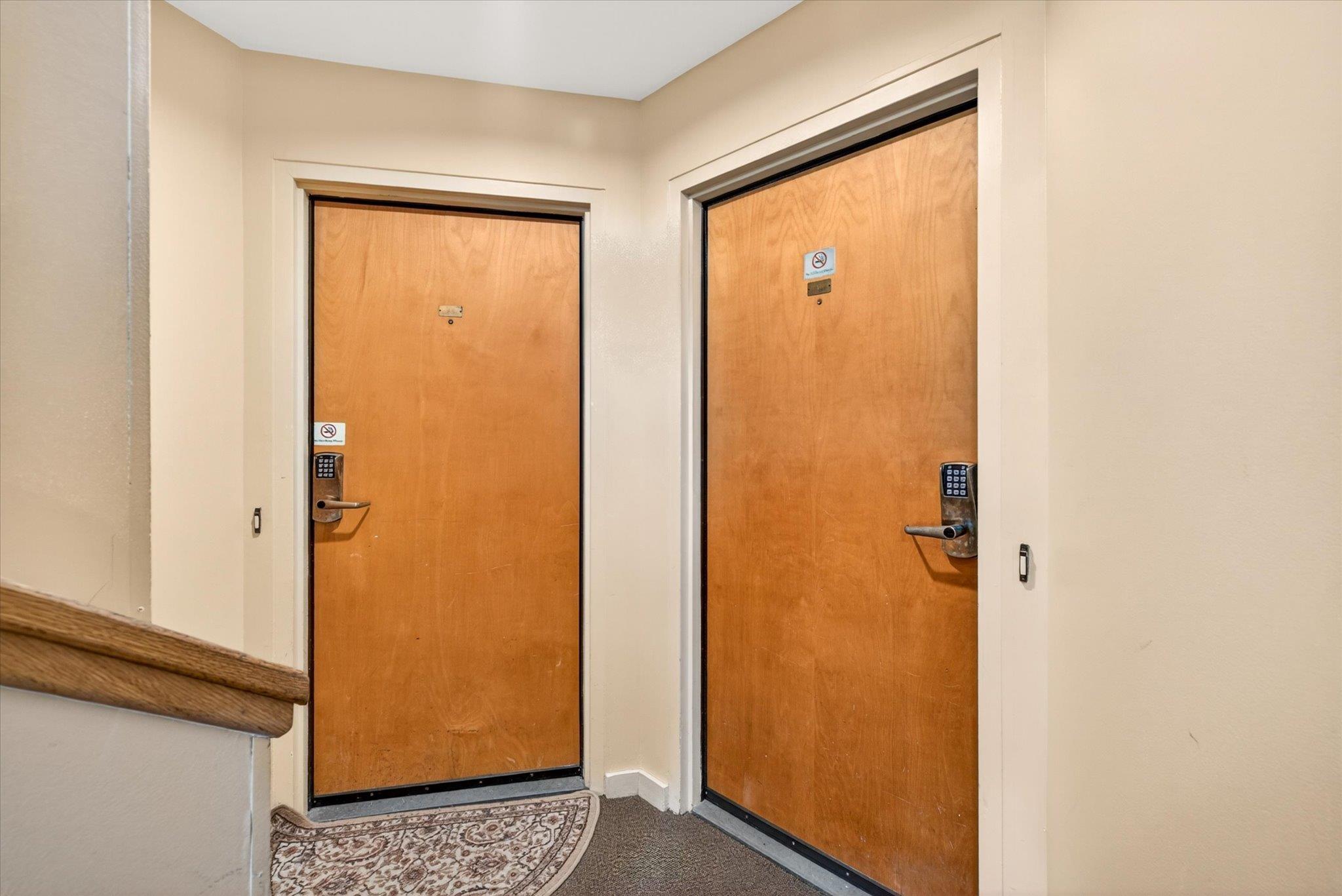 Image 4: Entry door on right Image 4: Entry door on right