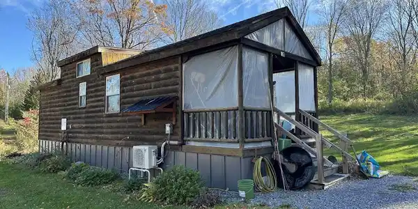 Image 2: Larger Cabin