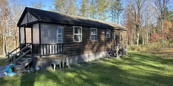 Image 4: Larger Cabin