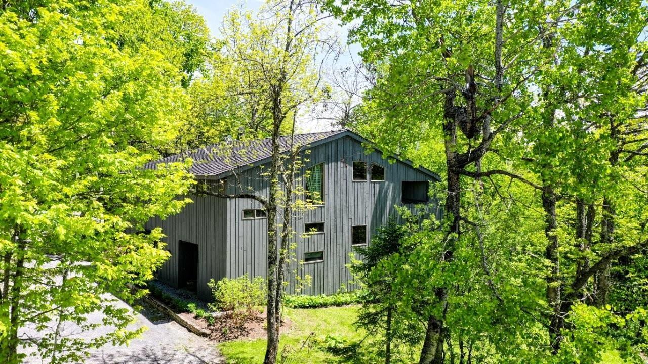 Image 3: Located close to the ski slopes and Village Clubhouse Image 3: Located close to the ski slopes and Village Clubhouse