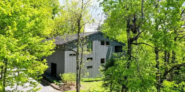 Image 3: Located close to the ski slopes and Village Clubhouse