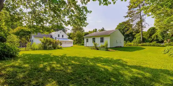 Image 4: Lovely backyard with space to garden
