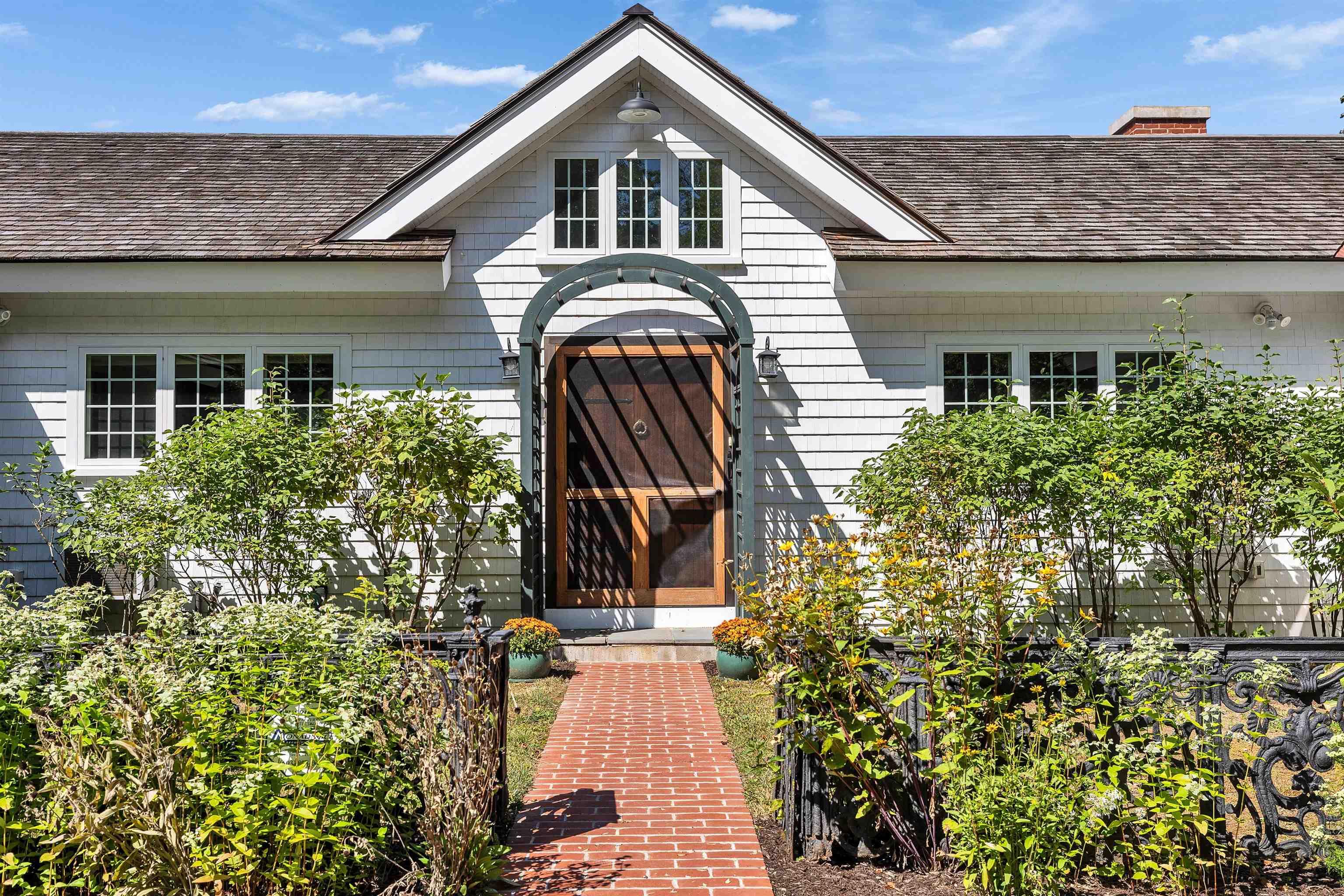 Image 3: Front walkway entrance