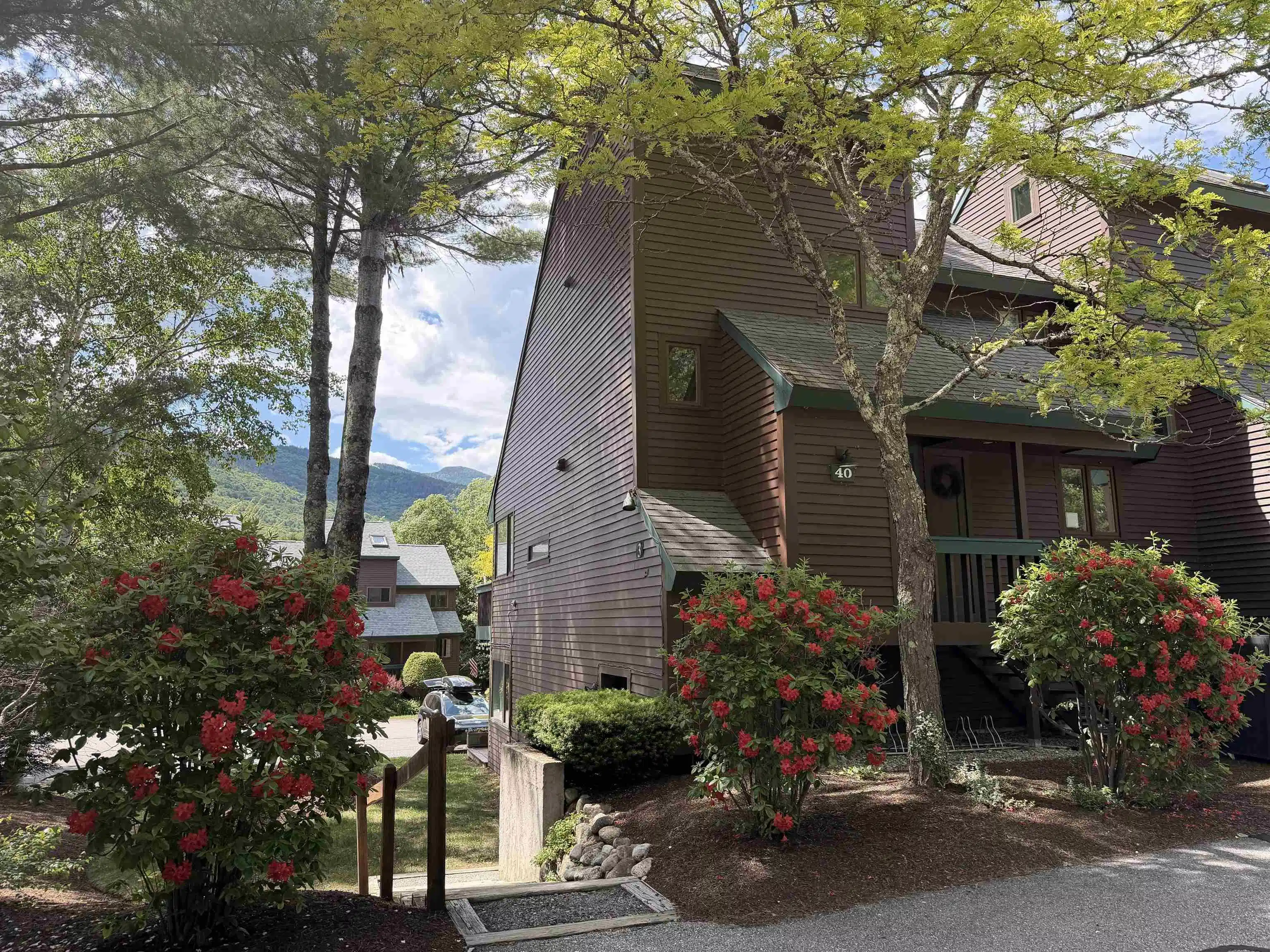Image 1: End unit in Mountain Meadow Image 1: End unit in Mountain Meadow