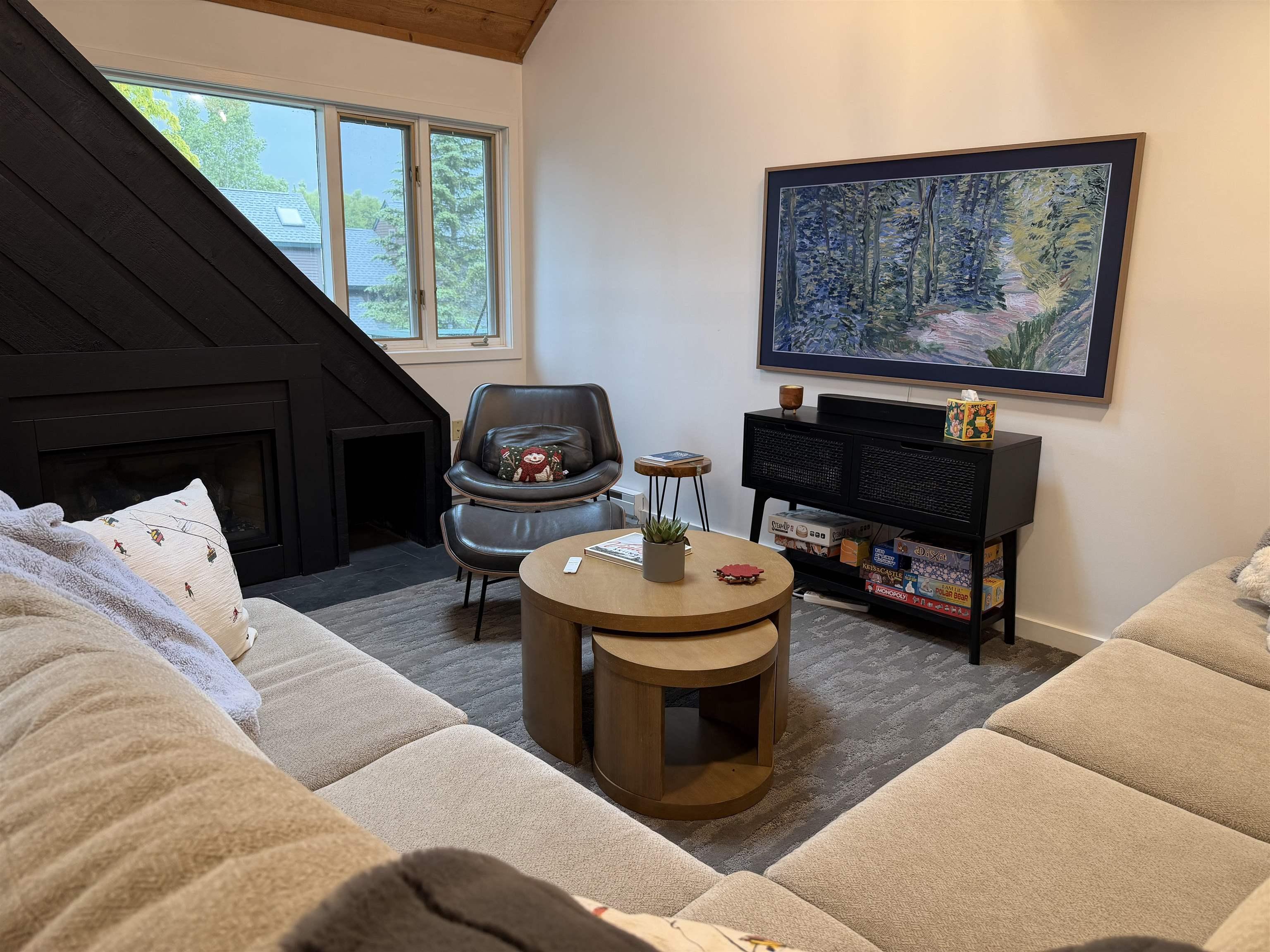 Image 3: Spacious living room Image 3: Spacious living room