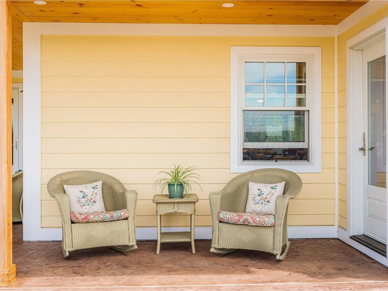 Image 3: Charming front porch Image 3: Charming front porch