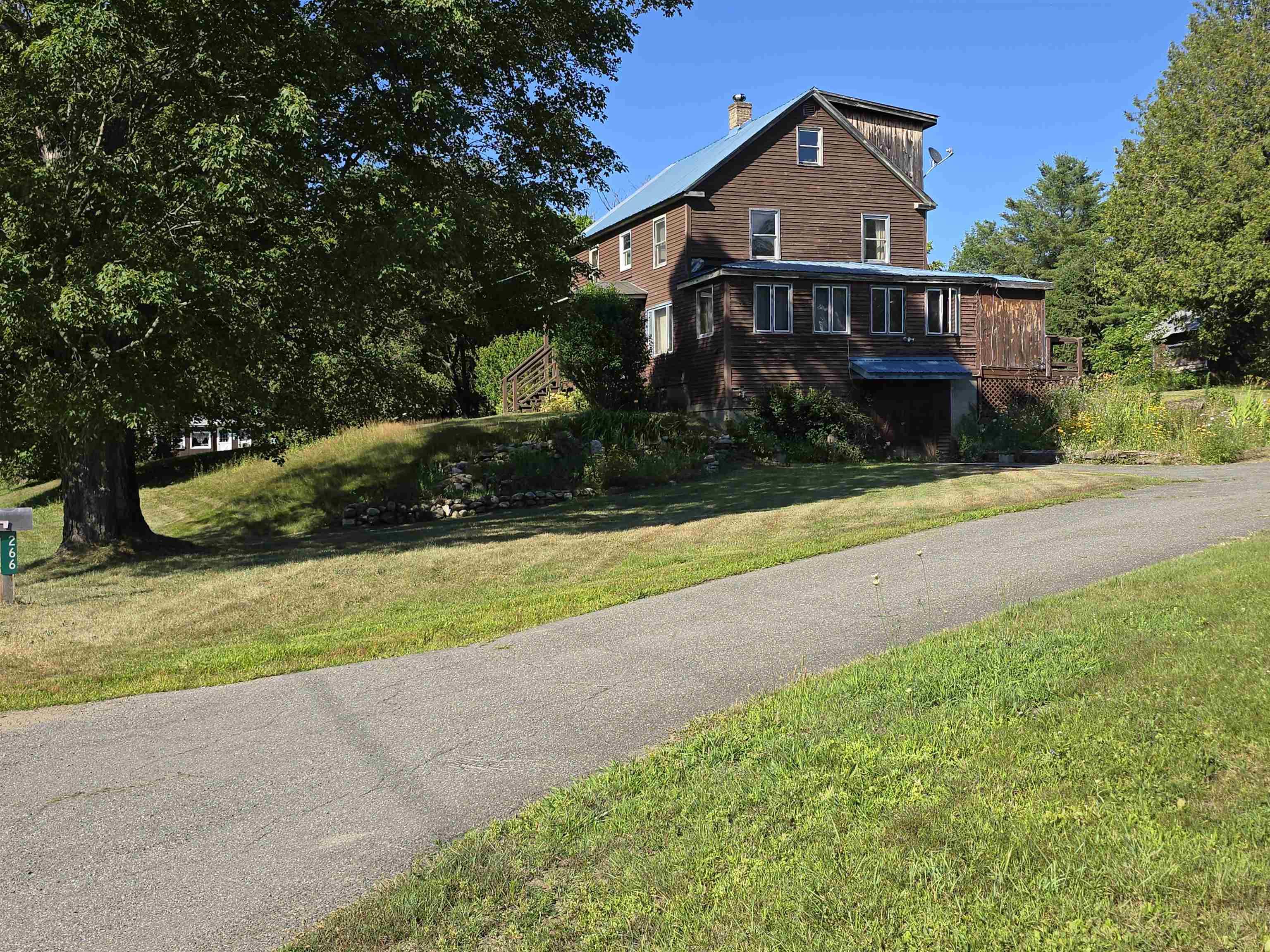 Image 3: driveway side, plenty of parking, driveway side Image 3: driveway side, plenty of parking, driveway side