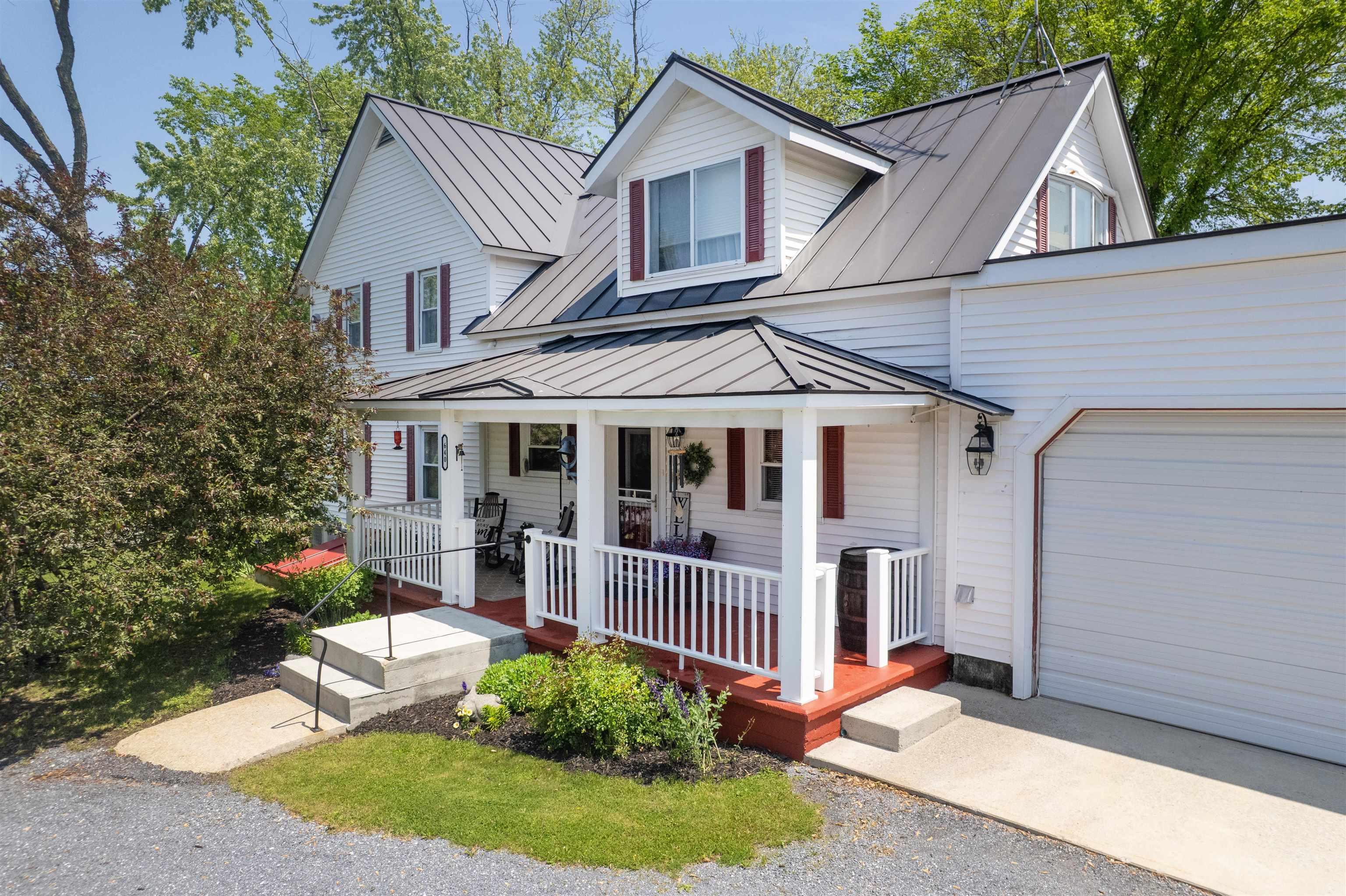 Image 2: SPARKLINGLY RENOVATED 2400 SQ' RESIDENCE Image 2: SPARKLINGLY RENOVATED 2400 SQ' RESIDENCE