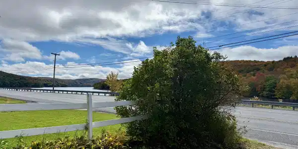 Image 4: View from driveway