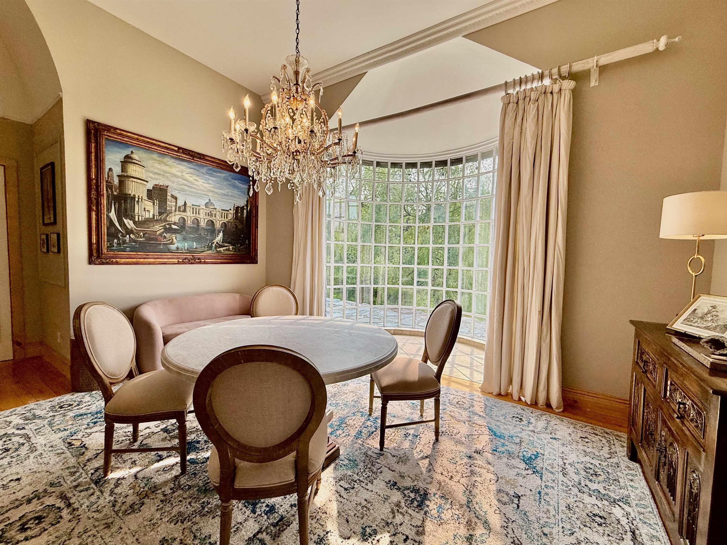 Image 3: Elegant dining area