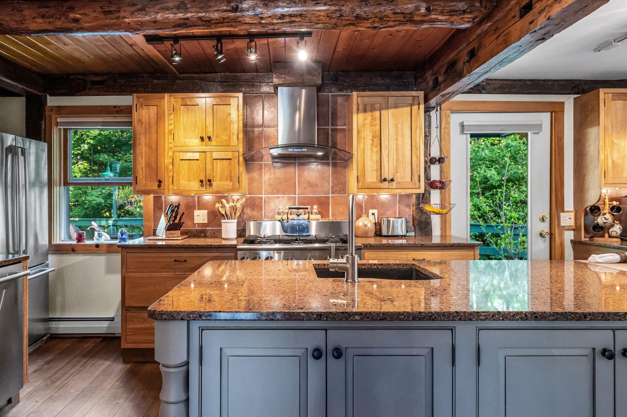 Image 4: Beautiful Gourmet Kitchen with Island