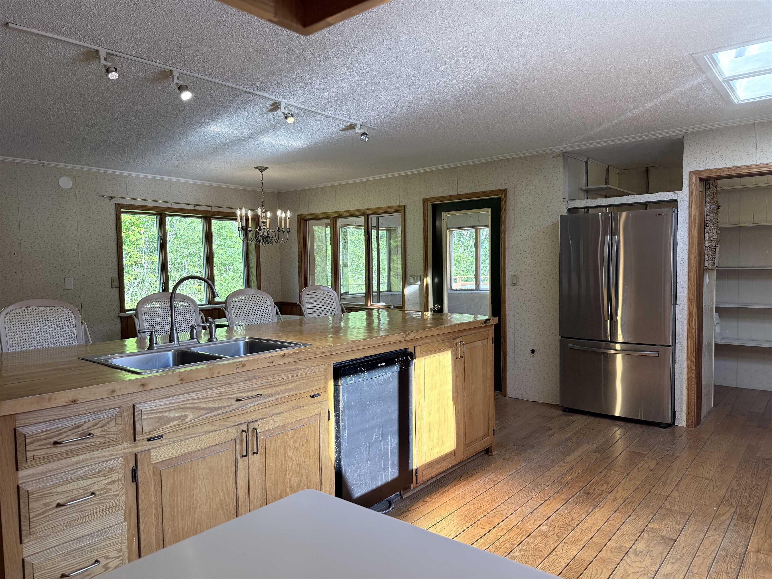 Image 4: Large kitchen island with sunshine from skylights showing! Image 4: Large kitchen island with sunshine from skylights showing!