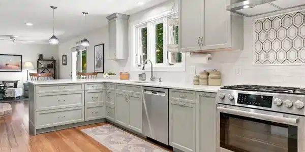 Image 2: Eat-in kitchen