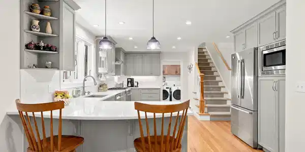Image 3: Peninsula seating
