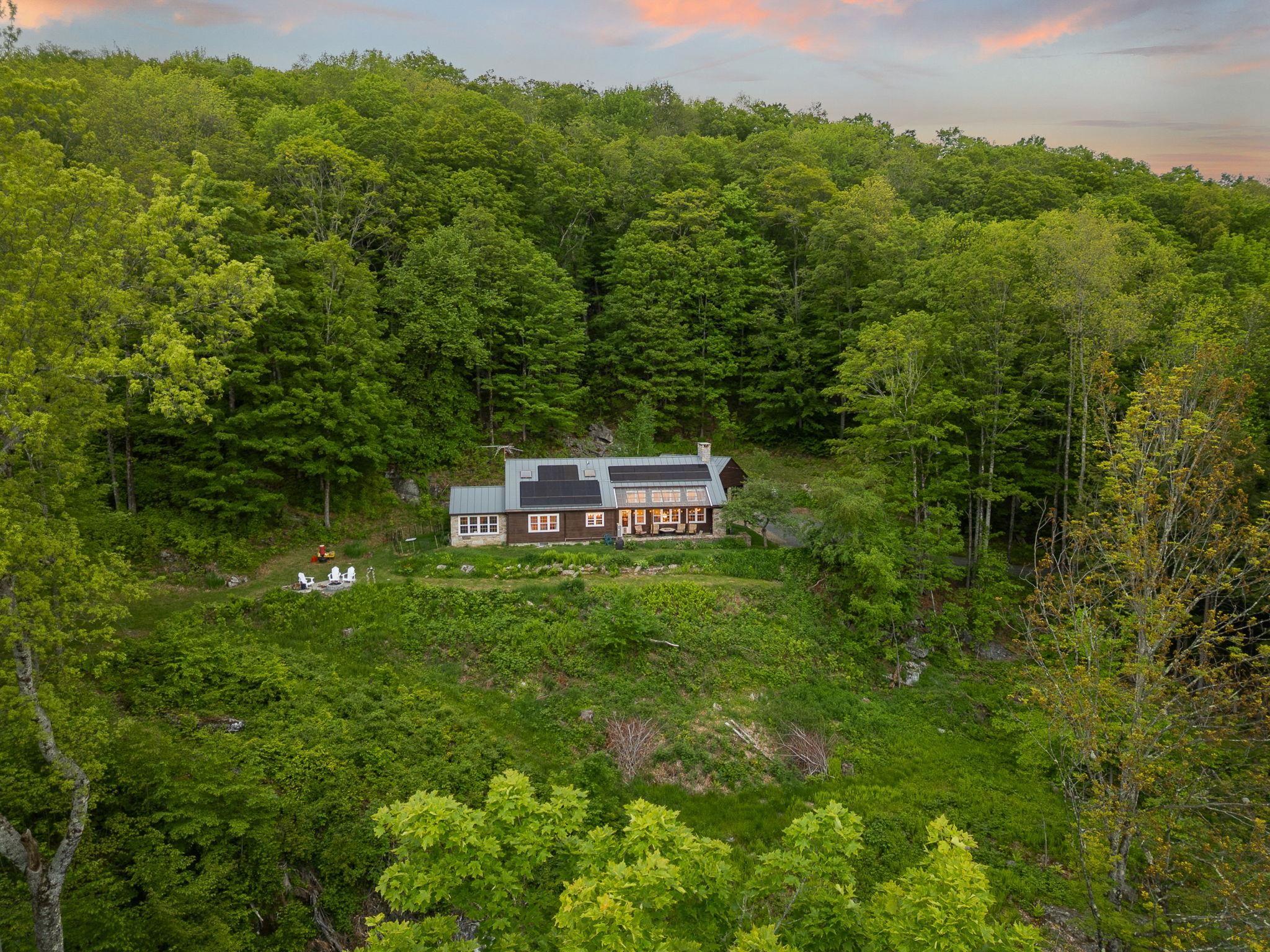 Image 1: Beautiful Hillside Retreat! Image 1: Beautiful Hillside Retreat!