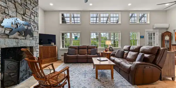 Image 3: Spectacular Great Room!