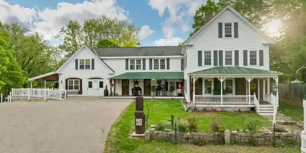 Image 2: Gorgeous restored farmhouse Image 2: Gorgeous restored farmhouse